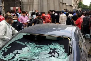 Hiện trường vụ nổ súng ở Sàn giao dịch chứng khoán Pakistan. Ảnh: CNN