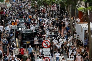 Người dân Hong Kong tuần hành tại lễ kỷ niệm ngày Trung Quốc tiếp quản Hong Kong từ Anh. Ảnh: REUTERS
