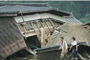 Ngôi nhà bị lũ lụt tàn phá ở làng Kuma, tỉnh Kumamoto. Ảnh: KYODO