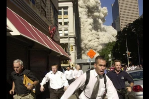 Ông Cooper (ngoài cùng bên trái) trong bức ảnh nổi tiếng về vụ sập tòa tháp đôi Trung tâm Thương mại Thế giới ngày 11-9-2001. Ảnh: AP