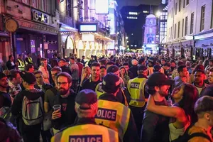 Đường phố quận Soho, trung tâm London hôm 4-7 đông đúc sau khi các quán bar, quan rượu ở đây mở cửa trở lại. Ảnh: CNN