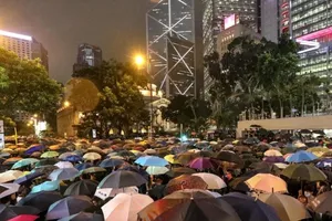 Ước tính có khoảng 40.000 công chức và thường dân tập trung tại Chater Garden để ủng hộ những người biểu tình chống chính phủ hồi tháng 8 năm ngoái. Ảnh: SCMP/FELIX WONG