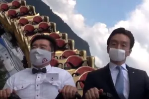 Hai giám đốc điều hành công viên trải nghiệm tàu lượn siêu tốc với khuôn mặt nghiêm túc. Ảnh: SCREENSHOT/FUJI-Q HIGHLAND/BBC