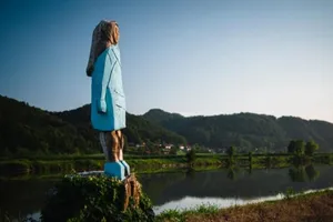 Bức tượng Đệ nhất phu nhân Melania Trump trước khi bị đốt. Ảnh: URE MAKOVEC/AFP/GETTY IMAGE/CNN