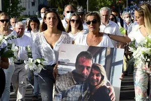 Bà Veronique Monguillot, vợ của ông Monguillot cùng con gái Marie diễu hành trên đường phố Bayonne để tưởng nhớ ông Monguillot. Ảnh: EPA/DAILY MAIL