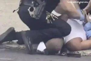 Hình ảnh cắt từ đoạn video cho thấy viên cảnh sát ghì đầu gối vào cổ người đàn ông da màu. Nguồn: Tài khoản TWITTER BENJAMIN CRUMP