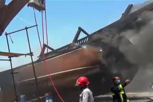 Lính cứu hỏa đang dập lửa tại nhà máy thuyền Delvar Kashti Bushehr ở thành phố Bushehr của Iran. Ảnh: AFP/IRIB/RT