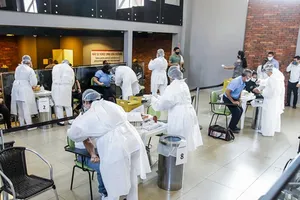 Nhân viên y tế Brazil đang lấy máu xét nghiệm COVID-19 cho người dân. Ảnh: AP/CNN