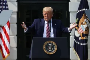 Ông Trump cho rằng học sinh nên trở lại lớp học bình thường để cha mẹ của chúng an tâm quay trở lại làm việc. Ảnh: YAHOO