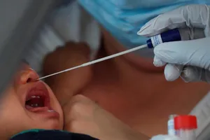 Một nhân viên y tế đang lấy mẫu xét nghiệm cho một trẻ sơ sinh ở một bệnh viện tại TP Laval, tỉnh Mayenne, Pháp. Ảnh: REUTERS/TEXAS PUBLIC RADIO