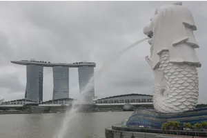 Marina Bay Sands nằm đối diện biểu tượng sư tử của Singapore. Ảnh: EEP/SCMP