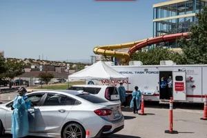 Y tá ở TP El Paso, bang Texas đang lấy mẫu xét nghiệm cho người dân. Ảnh: GETTY/CNN