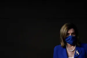 Chủ tịch Hạ viện Nancy Pelosi tuyên bố rằng các thành viên và nhân viên Hạ viện phải đeo khẩu trang. Ảnh: DREW ANGERER/GETTY IMAGE/CNN