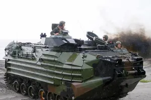 Xe đổ bộ tấn công của Mỹ tham gia một cuộc tập trận. Ảnh: AP