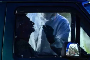 Nhân viên y tế đang lấy mẫu xét nghiệm cho một người ở TP Hattiesburg, bang Mississippi, Mỹ. Ảnh: CNN