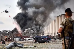 Trực thăng gấp rút chữa cháy sau vụ nổ ở Beirut (Lebanon) ngày 4-8. Ảnh: STR/AFP/GETTY/CNN