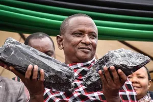 Ông Laizer cầm hai khối đá tanzanite mà ông khai thác được vào tháng 6-2020. Ảnh: AFP/GETTY/USA TODAY