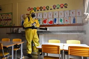 Một nhân viên đang khử trùng một trường công lập ở thủ đô Brasilia (Brazil). Ảnh: EVARISTO SA/AFP/GETTY/CNN