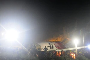 Chiếc máy bay của hãng hàng không Air India Express hạ cánh xuống sân bay Karipur ở TP Kozhikode trong tình trạng mưa lớn. Ảnh: AP