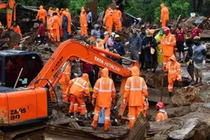 Nhân viên cứu hộ đang tìm kiếm người mất tích trong vụ sạt lở đất. Ảnh: CNN