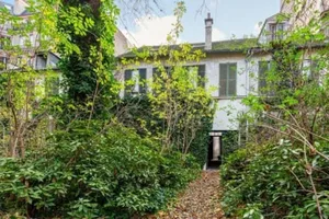 Căn biệt thử bỏ hoang suốt 30 năm phủ đầy cây cối mọc hoang. Ảnh: THE GUARDIAN