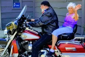 Bà Dorothy Pollack chuẩn bị thực hiến chuyến đi chơi trên mô tô đầu tiên của đời mình. Ảnh: CNN