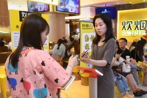 Nhà hàng Thịt bò rán Chuiyan khuyến khích khách cân trước khi gọi món. Ảnh: CNN