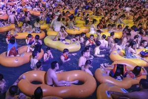 Ngỡ ngàng cảnh dân Vũ Hán ken đặc hồ bơi