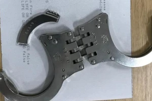 Lính cứu hỏa dùng kềm cứu cảnh sát vô ý tự còng tay