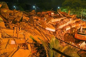 Sập chung cư, hơn 100 người mắc kẹt trong đống đổ nát