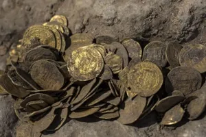 Nhóm thiếu niên tìm được bình chứa hàng trăm đồng vàng cổ