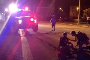 Thiếu niên 17 tuổi xả súng vào đám người biểu tình