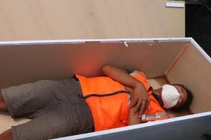 Phạt người không đeo khẩu trang vào nằm trong quan tài