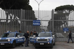 Trùm mafia cắn đứt và nuốt ngón tay của cai ngục