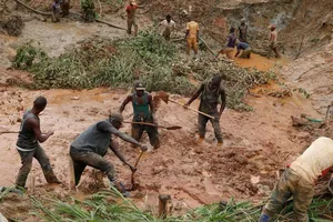 Sập mỏ vàng, 50 công nhân bị chôn vùi