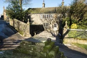 Biệt thự trong 'Đồi gió hú' được rao bán 1 triệu bảng Anh