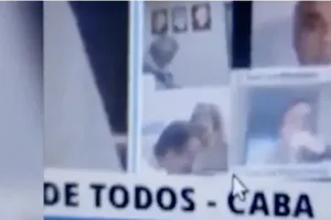 Nghị sĩ Argentina hôn ngực phụ nữ khi đang họp trực tuyến