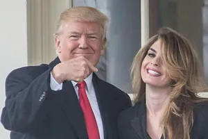 Vợ chồng ông Trump cách ly sau khi trợ lý nhiễm COVID-19