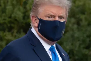 Có thông tin ông Trump phải thở oxy trước khi đến bệnh viện