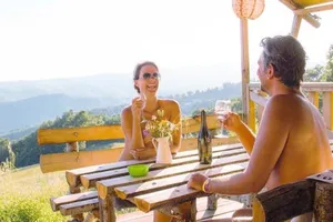 Vợ chồng khỏa thân đi khắp thế giới