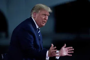 Trả lời chất vấn cử tri, ông Trump liên tục bị dồn thế bí