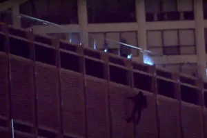 Thanh niên đòi nhảy lầu nếu không được găp ông Trump