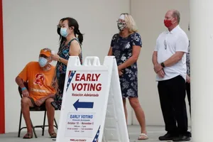 Người Mỹ đi bỏ phiếu sớm cao kỷ lục, Dân chủ đang thắng thế