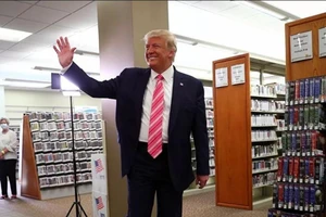 Ông Trump bỏ phiếu sớm:'Tôi vừa bầu cho 1 người tên Trump'