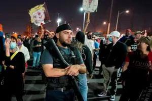 Người ủng hộ ông Trump mang súng đến điểm kiểm phiếu Arizona