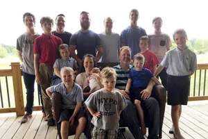 Sau khi sinh 14 con trai, vợ chồng Mỹ có 1 cô con gái