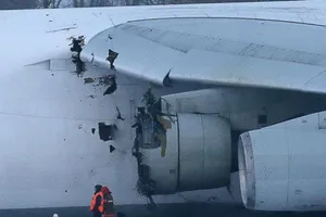 Máy bay lớn nhất thế giới hỏng động cơ, lao ra khỏi đường băng