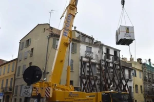 Dùng cần cẩu đưa người đàn ông nặng 300 kg đến bệnh viện