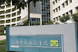 Ra khỏi phòng cách ly 8 giây, bị phạt hơn 80 triệu đồng