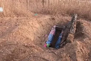 Đào xác con gái lên bán 286 triệu đồng làm 'cô dâu ma'